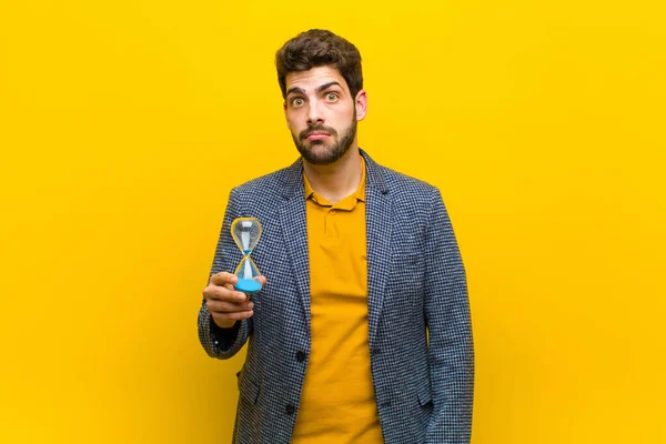 Jovem homem bonito contra fundo laranja — Fotografia de Stock