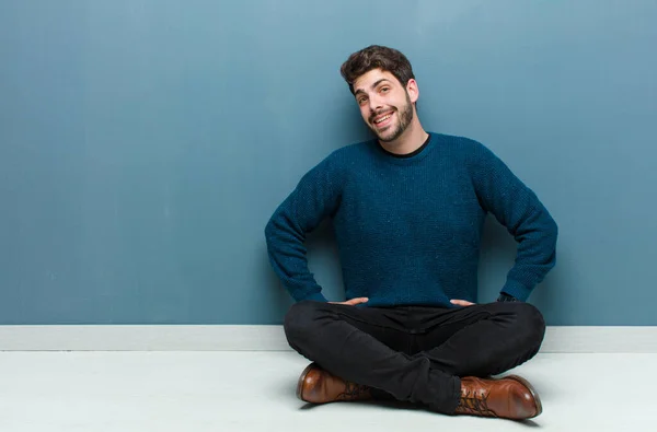 Νεαρός Όμορφος Άνδρας Κάθεται Στο Πάτωμα Αναζητούν Ευτυχισμένη Χαρούμενη Και — Φωτογραφία Αρχείου