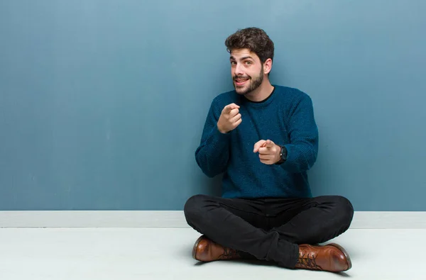 Jovem Homem Bonito Sentado Chão Sentindo Feliz Confiante Apontando Para — Fotografia de Stock