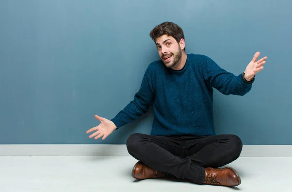 Junger Gutaussehender Mann Der Auf Dem Boden Sitzt Und Glücklich — Stockfoto