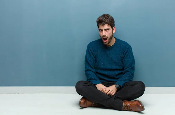 Jeune Homme Beau Assis Sur Sol Air Choqué Colère Agacé — Photo