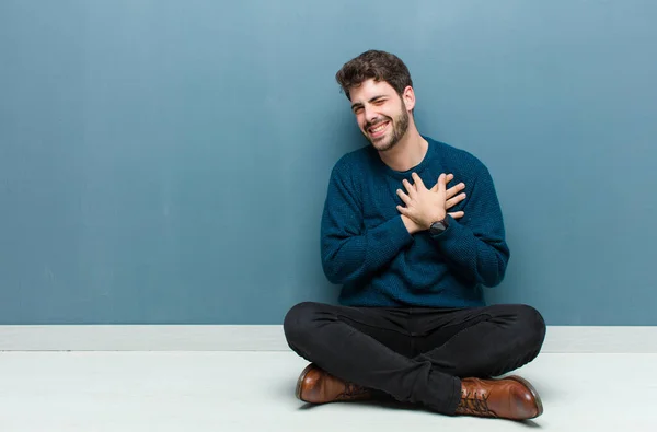 Νεαρός Όμορφος Άντρας Κάθεται Στο Πάτωμα Νιώθοντας Ρομαντικός Ευτυχισμένος Και — Φωτογραφία Αρχείου