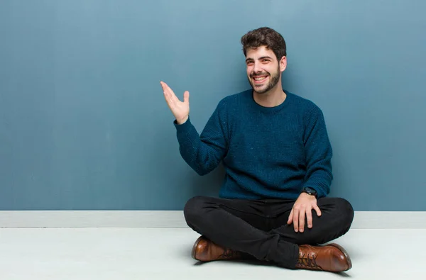 Mladý Pohledný Muž Sedící Podlaze Šťastný Překvapený Veselý Usmívající Pozitivním — Stock fotografie