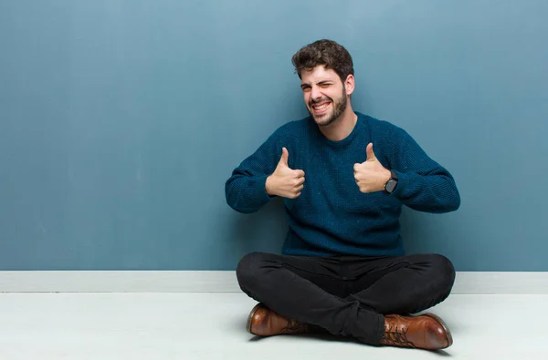 Jonge Knappe Man Zit Vloer Lachend Breed Kijkend Gelukkig Positief — Stockfoto