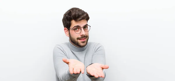 Joven Gerente Hombre Sonriendo Felizmente Con Mirada Amistosa Segura Positiva — Foto de Stock