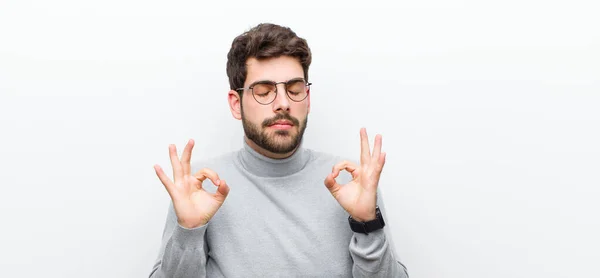 Jonge Manager Man Zoek Geconcentreerd Mediteren Gevoel Tevreden Ontspannen Denken — Stockfoto