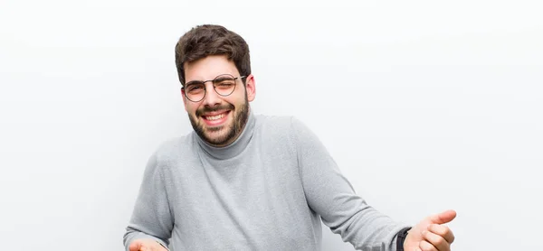 Joven Manager Hombre Sonriendo Sintiéndose Despreocupado Relajado Feliz Bailando Escuchando — Foto de Stock