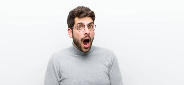 Joven Gerente Hombre Buscando Muy Sorprendido Sorprendido Mirando Con Boca — Foto de Stock