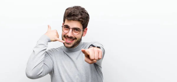 Joven Gerente Hombre Sonriendo Alegremente Señalando Cámara Mientras Que Hacer — Foto de Stock