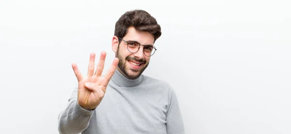 Manajer Muda Tersenyum Dan Tampak Ramah Menunjukkan Nomor Empat Atau — Stok Foto