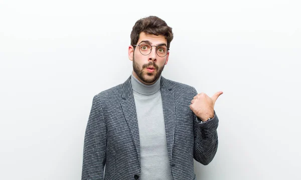 Young Manager Man Looking Astonished Disbelief Pointing Object Side Saying — Stock Photo, Image