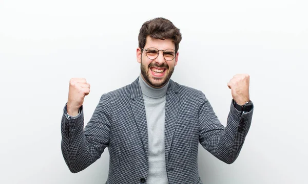 Jovem Empresário Homem Celebrando Sucesso Inacreditável Como Vencedor Olhando Animado — Fotografia de Stock