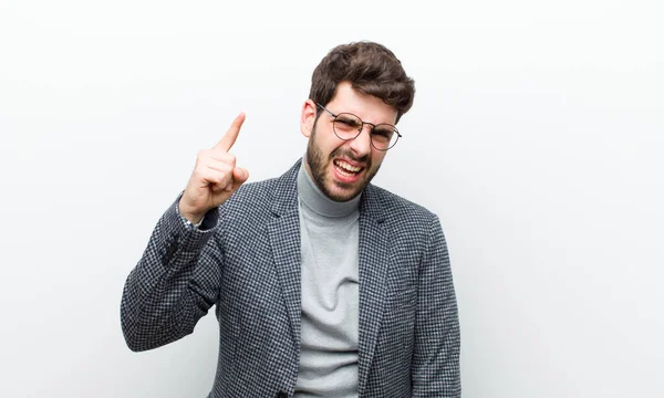 Junger Manager Zeigt Mit Wütender Aggressiver Miene Die Kamera Und — Stockfoto