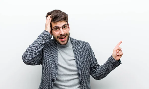 Joven Gerente Hombre Riendo Mirando Feliz Positivo Sorprendido Realizando Una — Foto de Stock