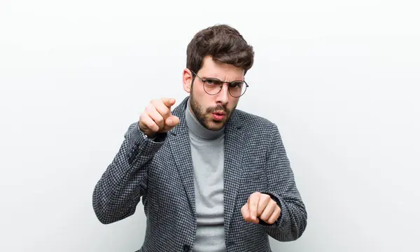 Junger Manager Zeigt Mit Beiden Fingern Und Wütendem Gesichtsausdruck Die — Stockfoto