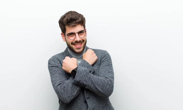 Joven Gerente Hombre Sonriendo Alegremente Celebrando Con Los Puños Apretados —  Fotos de Stock