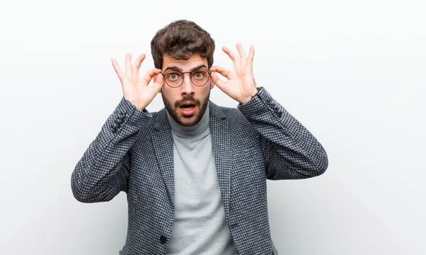 Νεαρός Διευθυντής Άνθρωπος Αισθάνεται Σοκαρισμένος Έκπληκτος Και Έκπληκτος Κρατώντας Γυαλιά — Φωτογραφία Αρχείου