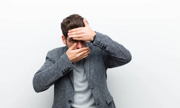 Ung Manager Man Täcka Ansiktet Med Båda Händerna Säger Nej — Stockfoto