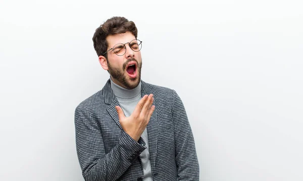 Giovane Manager Sbadiglia Pigramente Mattina Presto Svegliandosi Guardando Assonnato Stanco — Foto Stock