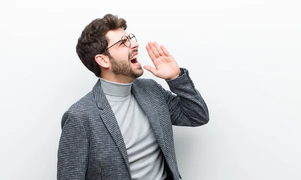 Jovem Gerente Homem Gritando Alto Irritado Para Copiar Espaço Lado — Fotografia de Stock