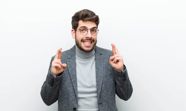 Genç Yönetici Gülümsüyor Endişeyle Iki Parmağını Çapraz Yapıyor Endişeli Hissediyor — Stok fotoğraf