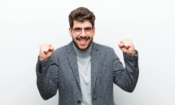 Joven Gerente Hombre Sintiéndose Feliz Positivo Exitoso Celebrando Victoria Logros —  Fotos de Stock