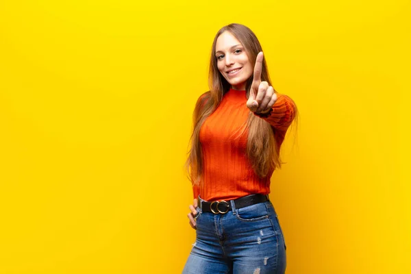 Giovane Bella Donna Sorridente Orgogliosamente Con Fiducia Rendendo Numero Uno — Foto Stock