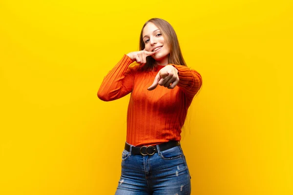 Young Pretty Woman Smiling Cheerfully Pointing Camera While Making Call — Stock Photo, Image