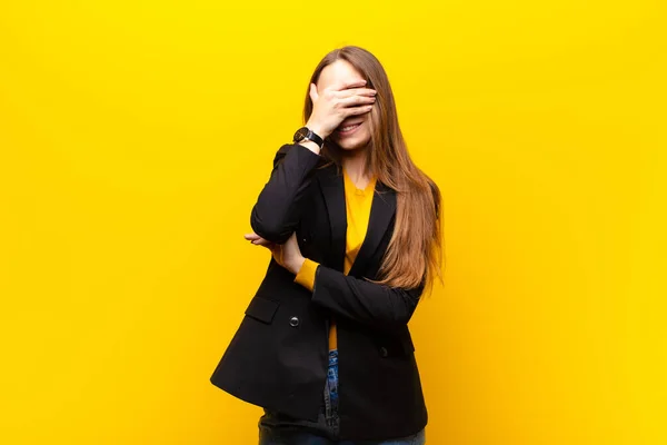 Młoda Ładna Businesswoman Wygląda Zestresowany Zawstydzony Lub Zdenerwowany Bólem Głowy — Zdjęcie stockowe