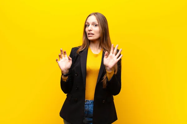 Giovane Bella Donna Affari Guardando Nervoso Ansioso Preoccupato Dicendo Non — Foto Stock