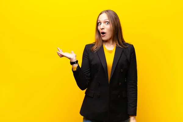 Joven Bonita Mujer Negocios Mirando Sorprendida Sorprendida Con Mandíbula Caída — Foto de Stock