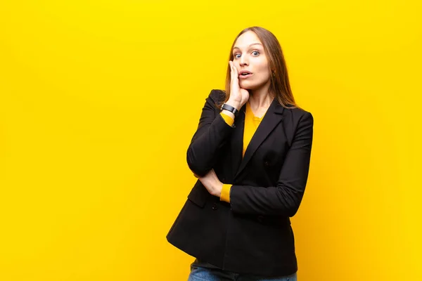 Junge Hübsche Geschäftsfrau Ist Schockiert Und Erstaunt Und Hält Ungläubig — Stockfoto