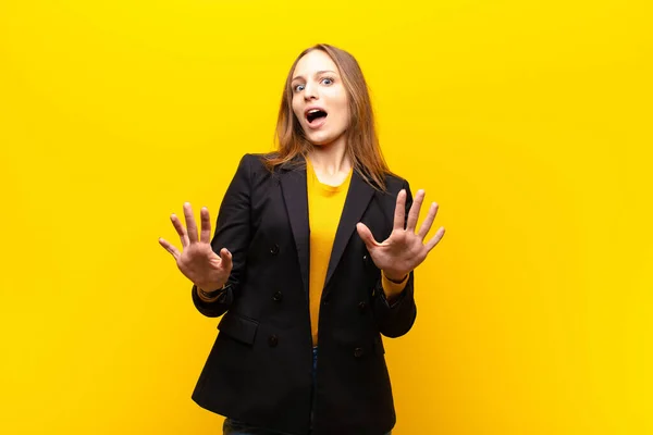 Giovane Bella Donna Affari Sentirsi Stupito Spaventato Temendo Qualcosa Spaventoso — Foto Stock