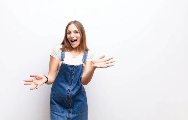 Jovem Mulher Bonita Sentindo Feliz Surpreso Sortudo Surpreso Como Dizer — Fotografia de Stock