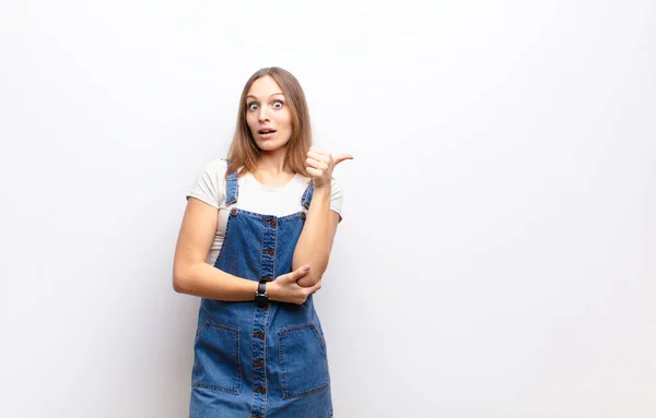 Giovane Bella Donna Guardando Stupito Nella Incredulità Indicando Oggetto Sul — Foto Stock