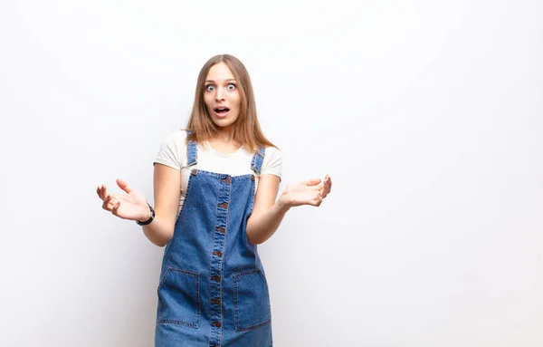 Giovane Bella Donna Bocca Aperta Stupito Scioccato Stupito Con Una — Foto Stock