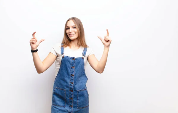 Jong Mooi Vrouw Framing Schetsen Van Eigen Glimlach Met Beide — Stockfoto