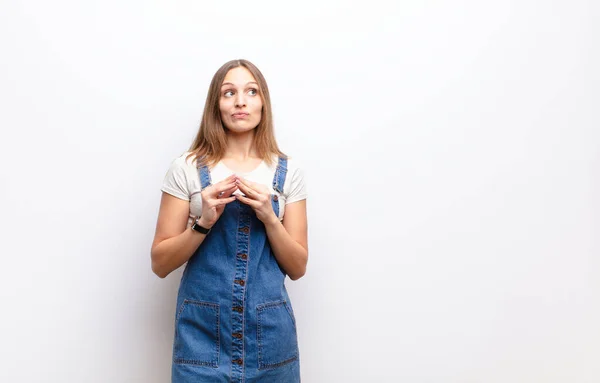 Jong Mooi Vrouw Samenzweren Samenzweren Denken Sluwe Trucs Bedriegt Sluw — Stockfoto