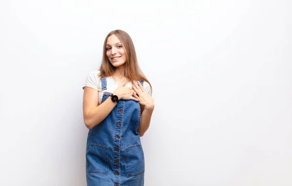 Giovane Bella Donna Sentendosi Romantica Felice Innamorata Sorridendo Allegramente Tenendosi — Foto Stock