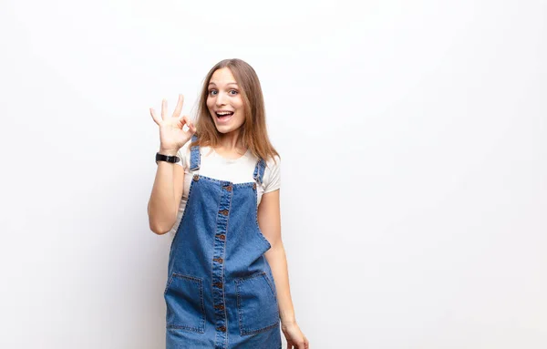 Giovane Bella Donna Sensazione Successo Soddisfatto Sorridente Con Bocca Spalancata — Foto Stock