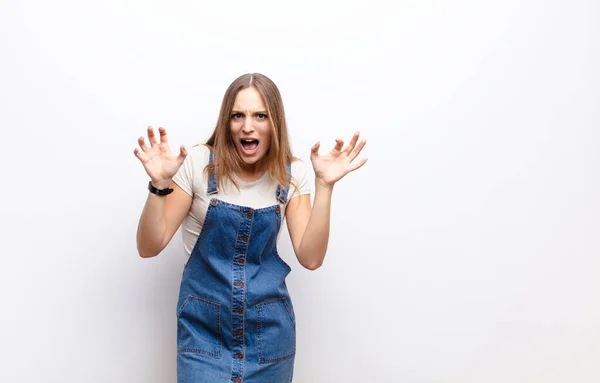 Jovem Mulher Bonita Gritando Pânico Raiva Chocado Aterrorizado Furioso Com — Fotografia de Stock