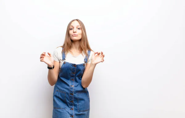 Ung Vacker Kvinna Pressa Läppar Tillsammans Med Söt Rolig Glad — Stockfoto