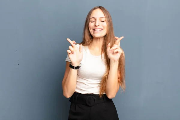 Giovane Bella Donna Sorridente Ansiosamente Incrociando Entrambe Dita Sentendosi Preoccupato — Foto Stock