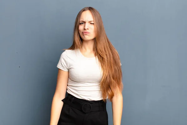 Junge Hübsche Frau Die Dumm Und Lustig Aussieht Mit Einem — Stockfoto