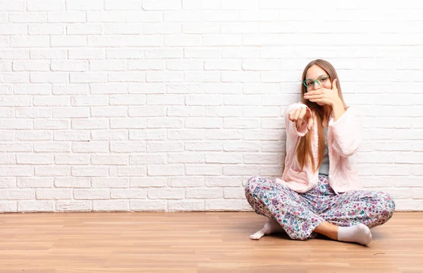 Jonge Mooie Vrouw Die Uitlacht Naar Camera Wijst Uitlacht Bespot — Stockfoto