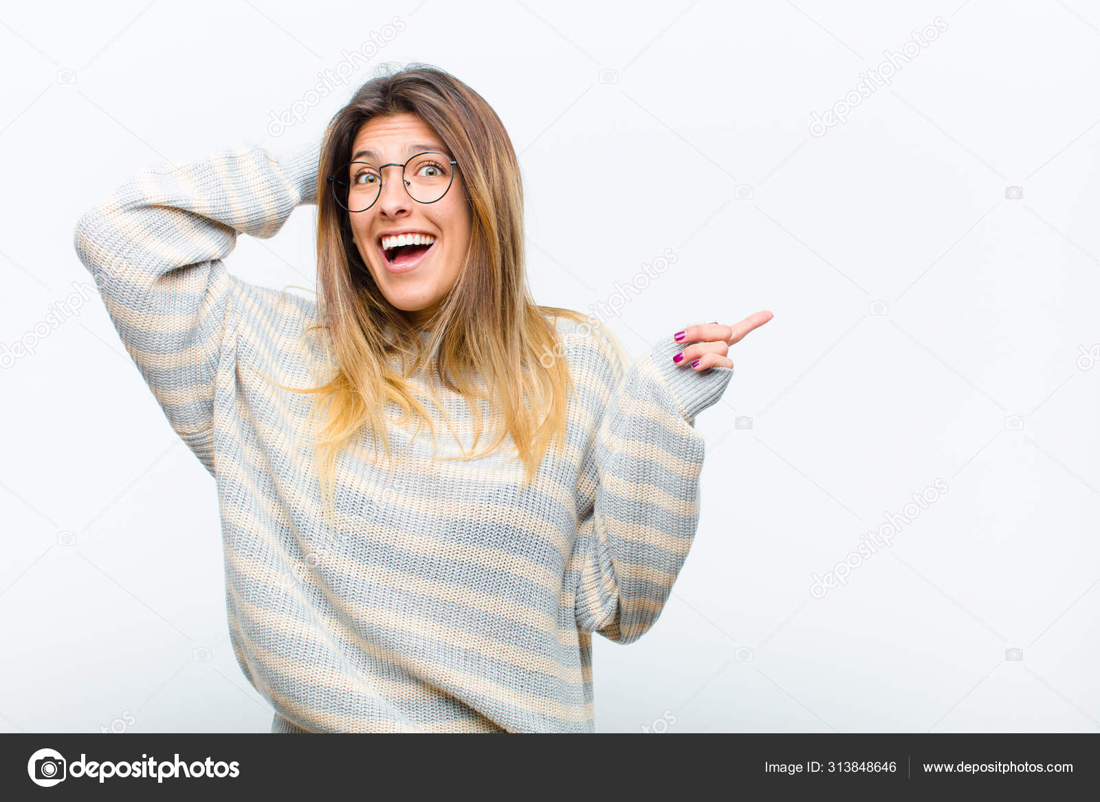 Joven Bonita Mujer Riendo Mirando Feliz Positivo Sorprendido