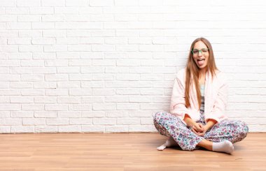 Neşeli, kaygısız, asi tavırlı, şakacı, dilsiz, eğlenen genç ve güzel bir kadın. ev kavramı