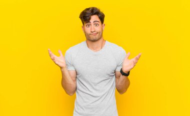  Kafası karışmış, kafası karışmış, şüpheci, farklı seçenekleri tartıyor ya da komik ifadelerle seçiyor.