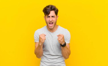  Sinirli, hayal kırıklığına uğramış, kızgın bakışlar ve sıkı yumruklarla bağırmak, öfkeli hissetmek.