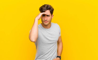  Afallamış ve şaşkın bir halde, el üstünde, uzaklara bakıyor, izliyor ya da arıyor.